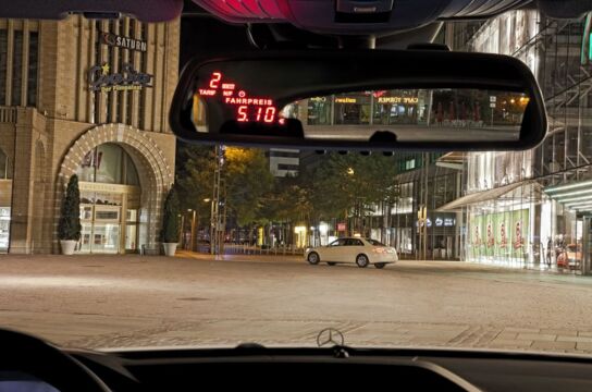 Taxi vor der Galerie Roter Turm in Chemnitz