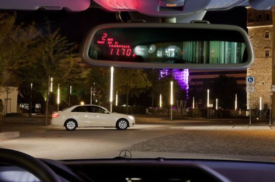 Taxi mit Blick auf Roten Turm in Chemnitz